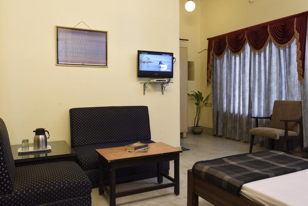 Hotel Esplanade Chambers Колката Екстериор снимка
