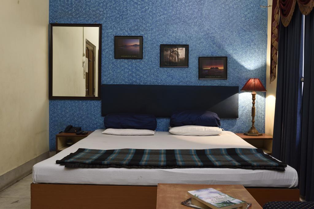 Hotel Esplanade Chambers Колката Екстериор снимка