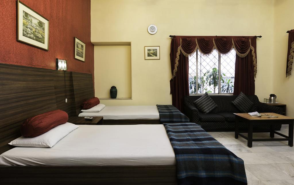 Hotel Esplanade Chambers Колката Екстериор снимка