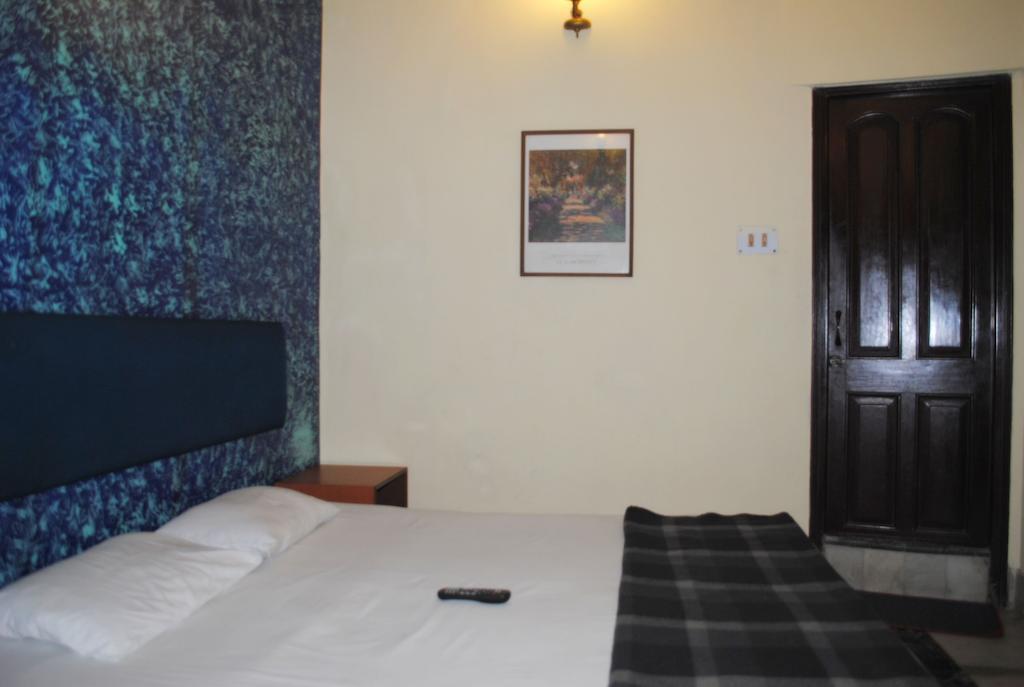 Hotel Esplanade Chambers Колката Стая снимка